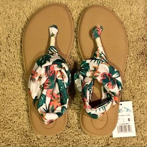 Brand new Sanuk women’s size 8 yoga sling sandals.